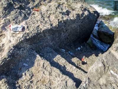 ...una serie di gradini scolpiti nella roccia che permettono la discesa sino al mare